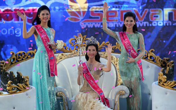Các cô gái đoạt danh hiệu tại chung kết cuộc thi Hoa hậu Việt Nam 2016 - Sputnik Việt Nam