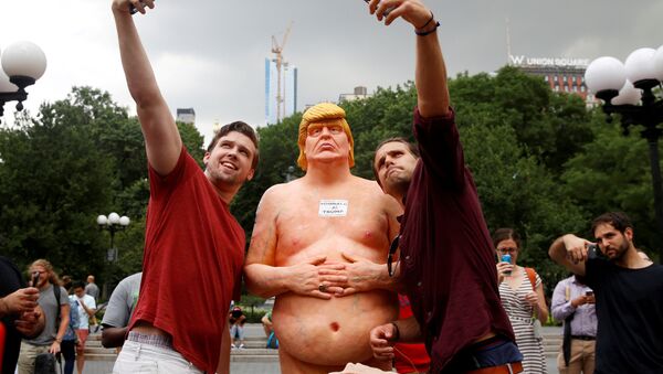 Tượng khỏa thân của Trump - Sputnik Việt Nam