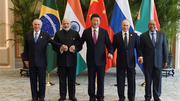 Chinese President Xi Jinping (C) takes a group photo with Indian cuộc họp của các nhà lãnh đạo BRICS tại Hội nghị thượng đỉnh G20 ở Hàng Châu - Sputnik Việt Nam