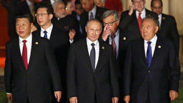 Tổng thống Nga Vladimir Putin trước khi chụp ảnh chung với các Trưởng phái đoàn đại biểu quốc gia thành viên G20 ở Hàng Châu  - Sputnik Việt Nam