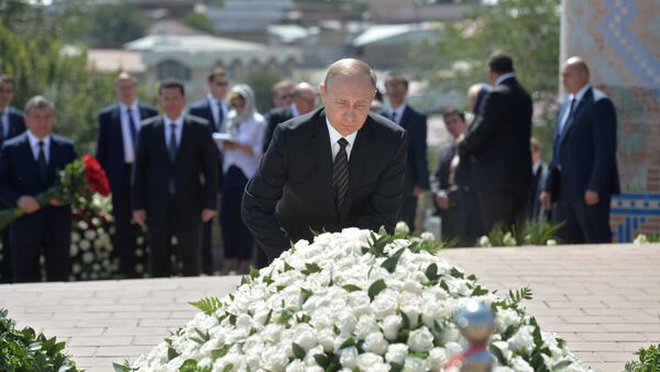 Vladimir Putin đặt vòng hoa trên ngôi mộ ông Islam Karimov - Sputnik Việt Nam