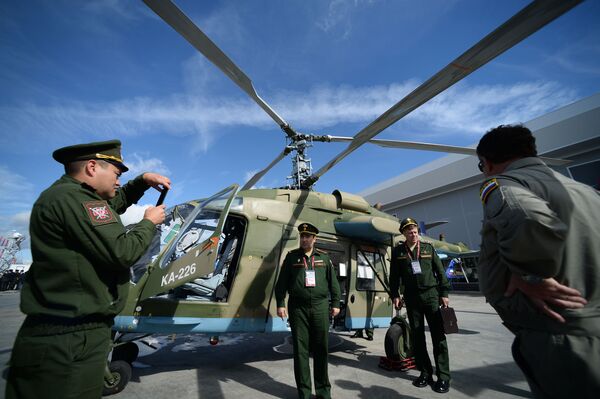 Máy bay trực thăng hạng nhẹ đa mục tiêu Ka-226T tại Diễn đàn quốc tế về kỹ thuật-quân sự  “Quân đội-2016” - Sputnik Việt Nam