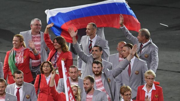 VĐV Belarus giương cờ Nga tại lễ khai mạc Paralympic 2016 - Sputnik Việt Nam