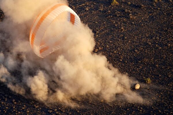 Khoang hạ cánh với phi hành đoàn của tàu Soyuz TMA-20M từ Trạm ISS tiếp đất tại Kazakhstan - Sputnik Việt Nam