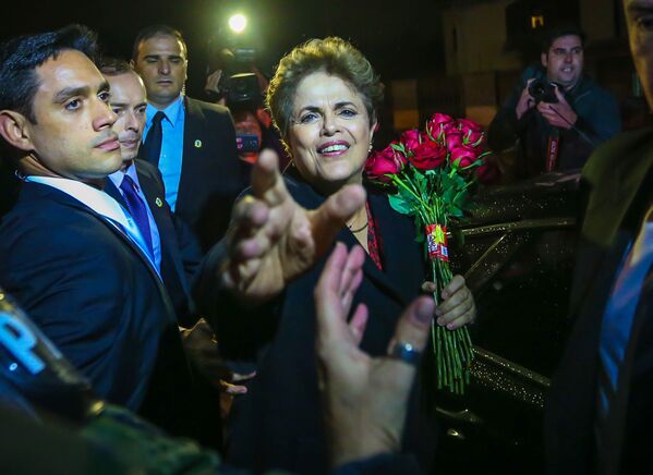 Cựu Tổng thống Brazil Dilma Rousseff chào những người ủng hộ - Sputnik Việt Nam