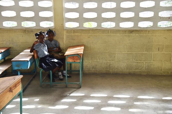 Ngày đầu tiên trong lớp sau kỳ nghỉ hè của các học trò trường Port-au-Prince, thủ đô Haiti - Sputnik Việt Nam