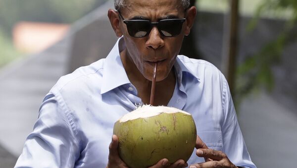 Ông Barack Obama uống nước dừa ở Luang Prabang, Lào - Sputnik Việt Nam