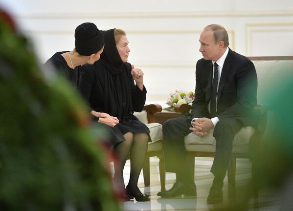 Tổng thống Nga Vladimir Putin ngỏ lời chia buồn với góa phụ của Tổng thống Uzbekistan, bà Tatyana Karimova và con gái út là Lola Karimova-Tillyaeva - Sputnik Việt Nam