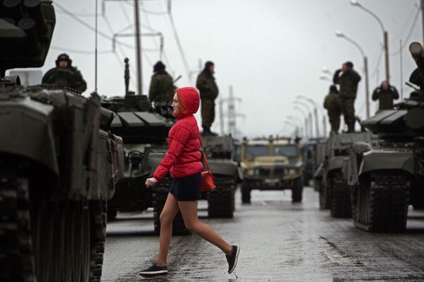 Người qua đường bên những chiếc tăng tham gia duyệt binh ở Ekaterinburg - Sputnik Việt Nam