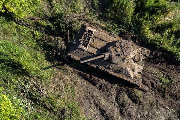Trục vớt xe tăng T-34 thời Thế chiến II sản xuất tại Nhà máy máy kéo Stalingrad, được tìm thấy dưới đáy sông Don, tỉnh Voronezh - Sputnik Việt Nam