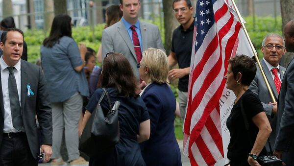Bà Hillary Clinton   được đưa vào xe hơi trong buổi lễ tang tưởng nhớ các nạn nhân vụ tấn công khủng bố ngày 11 tháng 9. - Sputnik Việt Nam