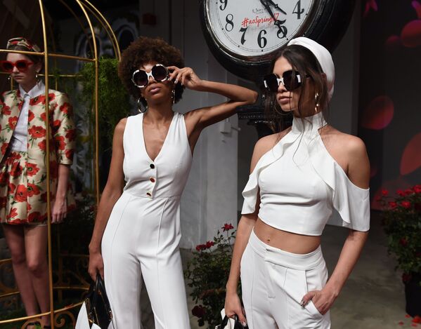 Các người mẫu giới thiệu mốt  Xuân / Hè 2017 trong Tuần lễ thời trang New York - Sputnik Việt Nam