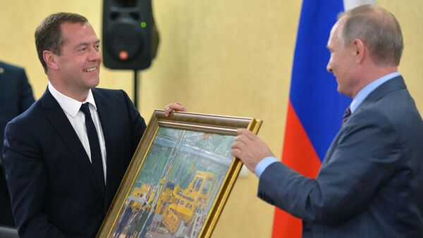 Tổng thống Nga Vladimir Putin trong cuộc họp của Đoàn Chủ tịch Hội đồng Nhà nước ở Kerch đã tặng bức tranh “Trong công xưởng” cho Thủ tướng Dmitry Medvedev nhân ngày sinh nhật của ông hôm thứ Tư , ngày 14 tháng 9. - Sputnik Việt Nam