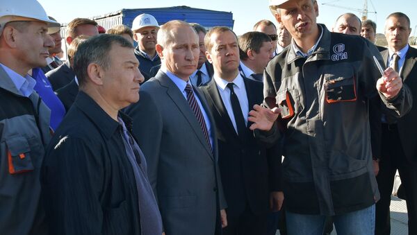 Tổng thống Putin và Thủ tướng Medvedev thăm công trường xây dựng cầu Kerch - Sputnik Việt Nam