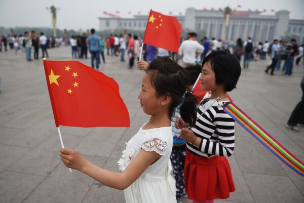 Trẻ em chụp ảnh với quốc kỳ Trung Quốc trên Quảng trường Thiên An Môn ở Bắc Kinh - Sputnik Việt Nam