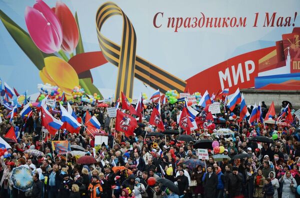 Những người tham gia cuộc tuần hành của công đoàn nhân Ngày quốc tế lao động trên Quảng trường Đỏ ở Moskva - Sputnik Việt Nam