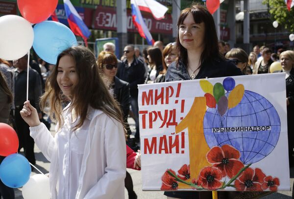Những người tham gia tuần hành ngày 1 tháng Năm ở Simferopol - Sputnik Việt Nam