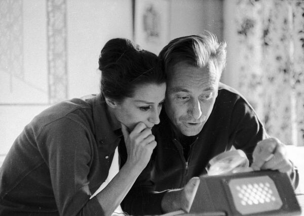 Nghệ sĩ nhân dân Liên Xô Maya Plisetskaya (trái) và chồng bà, nhạc sĩ Rodion Shchedrin (bên phải) tại nhà riêng - Sputnik Việt Nam