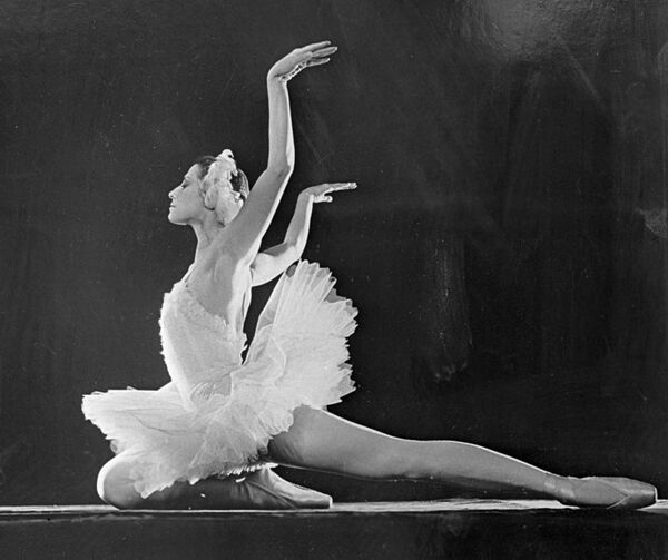 Nữ nghệ sỹ Maya Plisetskaya trong vở ballet “Hồ Thiên Nga” - Sputnik Việt Nam