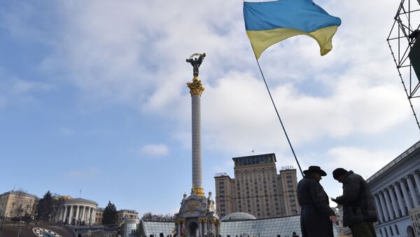 Украинский флаг на площади Независимости в Киеве - Sputnik Việt Nam
