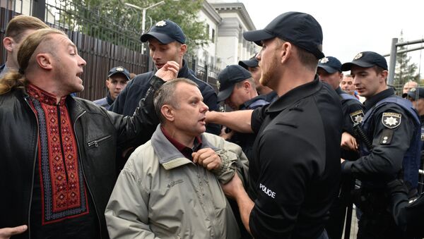 Một số nhân vật đã đe dọa các công dân Nga đến Đại sứ quán ở Kiev để bỏ phiếu - Sputnik Việt Nam