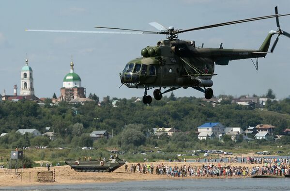 Máy bay trực thăng Mi-8 trong cuộc thi quốc tế của các đơn vị kỹ thuật quân đội Otkrytaya voda-2016 tại Murom - Sputnik Việt Nam