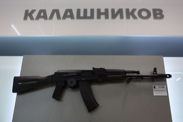 Tiểu liên AK-74 trên giá trưng bày của tập đoàn Kalashnikov, khai trương tại sân bay Sheremetyevo - Sputnik Việt Nam