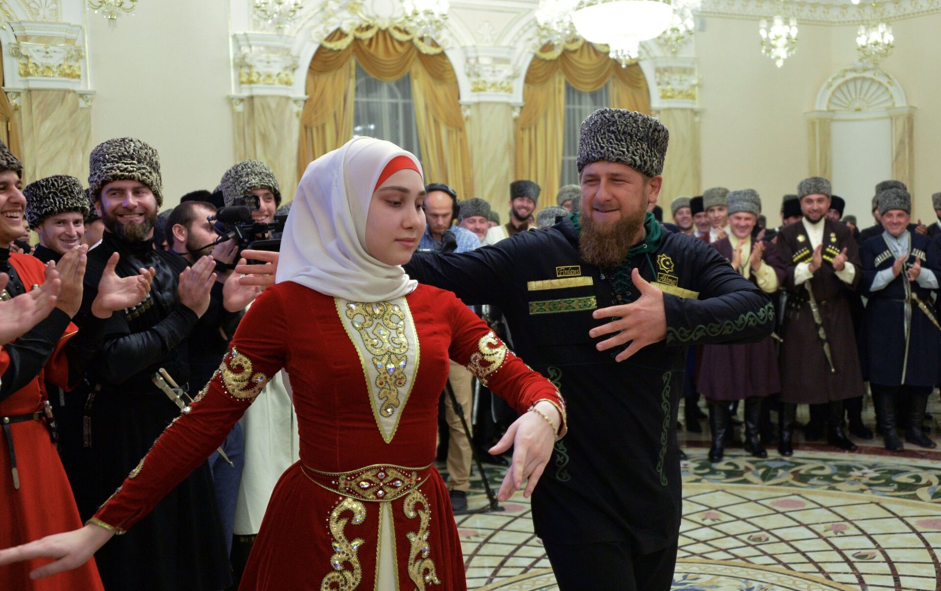 Как одеваться в грозном. Рамзан Кадыров. Рамзан Кадыров лезгинка. Рамзан Кадыров с народом. Город Грозный Рамзан Кадыров.