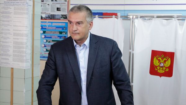 Nhà lãnh đạo Crưm Sergey Aksenov bỏ phiếu bầu cử Duma Quốc gia Nga ở Simferopol - Sputnik Việt Nam