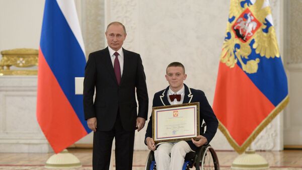 Tổng thống Nga Vladimir Putin  gặp với các VĐV Paralympic. - Sputnik Việt Nam