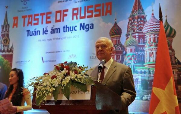 Đại sứ Nga Konstantin Vnukov phát biểu khai mạc Tuần lễ ẩm thực Nga tại Hà Nội - Sputnik Việt Nam