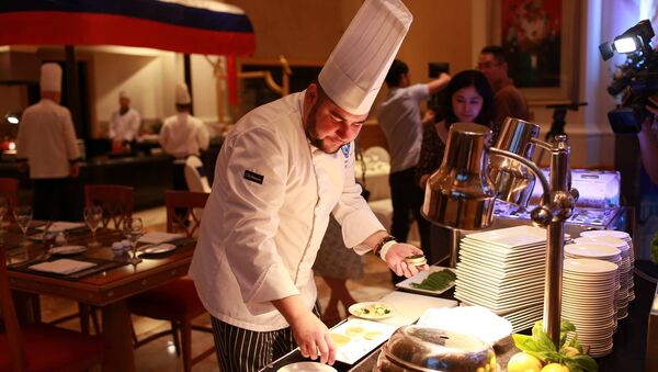 Bếp trưởng Anton Nosikov tại Tuần lễ ẩm thực Nga ở Hà Nội - Sputnik Việt Nam