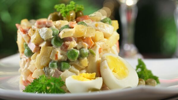 Salad ngày lễ truyền thống “Olivier” - Sputnik Việt Nam