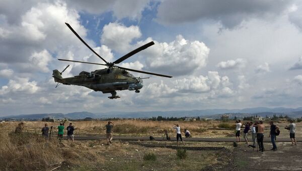 Máy bay trực thăng tấn công Mi-24 tại phi trường Hmeymim ở Syria - Sputnik Việt Nam