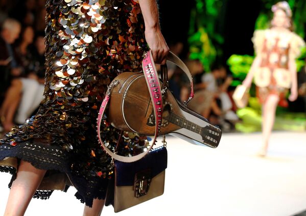 Người mẫu trong bộ sưu tập mới Dolce & Gabbana tại tuần lễ thời trang ở Milan - Sputnik Việt Nam