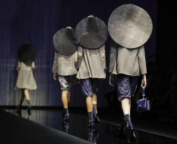 Người mẫu trong buổi trình diễn bộ sưu tập Giorgio Armani tại Tuần lễ thời trang Milan - Sputnik Việt Nam