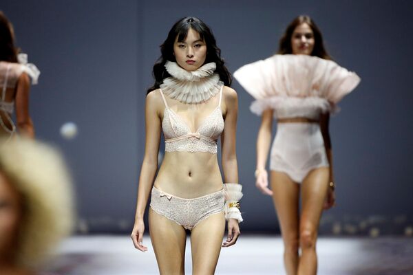 Các người mẫu trình diễn mốt Etam Live Show Lingerie trong khuôn khổ Tuần lễ Thời trang ở Paris - Sputnik Việt Nam