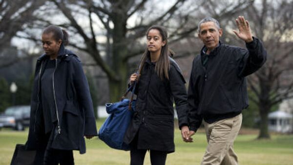 Barack, Michelle và Malia Obama - Sputnik Việt Nam