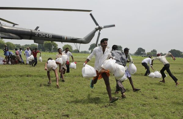Dân làng bị ảnh hưởng bởi lũ lụt đang thu thập cứu trợ nhân đạo ở Allahabad, Ấn Độ - Sputnik Việt Nam