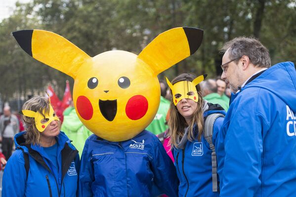 Các thành viên Công đoàn Tự do mang mặt nạ Pikachu trong cuộc biểu tình ở Brussels - Sputnik Việt Nam