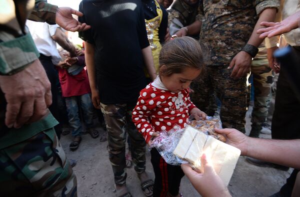 Phân phối viện trợ nhân đạo Nga cho người dân Syria Phân phối viện trợ nhân đạo Nga cho người dân Syria - Sputnik Việt Nam