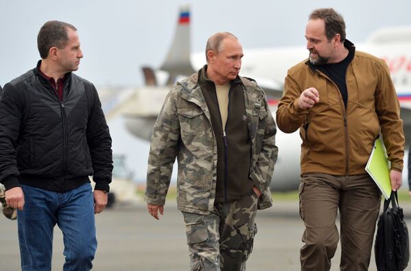 Tổng thống Nga Vladimir Putin và Bộ trưởng Bộ Tài nguyên-Môi trường Sergei Donskoi trong cuộc gặp tại sân bay Orenburg - Sputnik Việt Nam