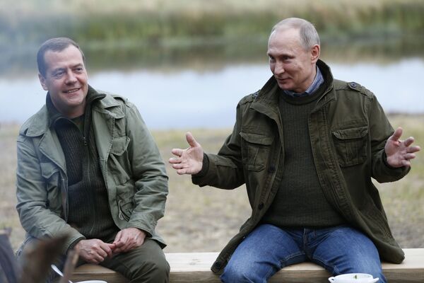 Thủ tướng Nga Dmitry Medvedev và Tổng thống Vladimir Putin trên đảo Lipno ở vùng Novgorod - Sputnik Việt Nam