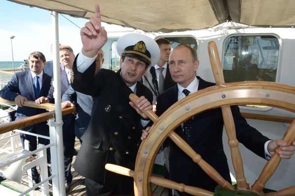 Tổng thống Nga Vladimir Putin trước tay lái thuyền buồm Nadezhda ở Sochi - Sputnik Việt Nam