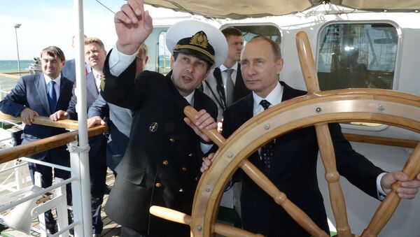 Tổng thống Nga Vladimir Putin trước tay lái thuyền buồm Nadezhda ở Sochi - Sputnik Việt Nam