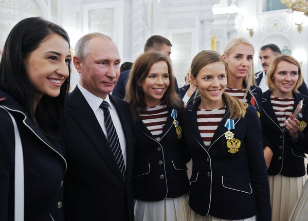 Tổng thống Nga Vladimir Putin trong nghi lễ trao phần thưởng Nhà nước cho các VĐV chiến thắng của đội tuyển Olympic Nga - Sputnik Việt Nam