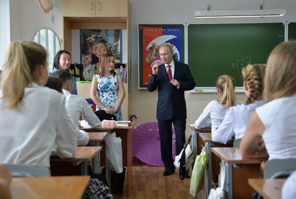 Tổng thống Nga Vladimir Putin trong chuyến thăm trường chuyên thể thao №2 ở Vladivostok - Sputnik Việt Nam