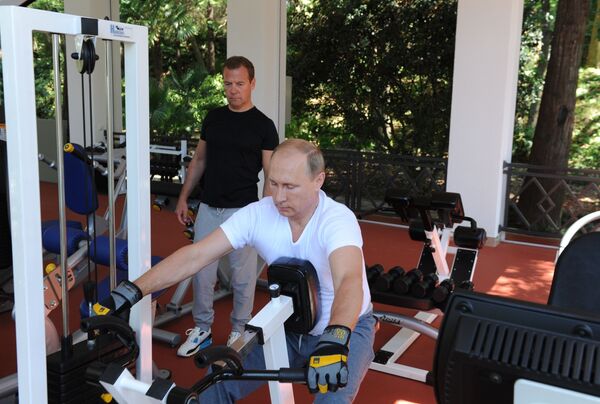Tổng thống Nga Vladimir Putin và Thủ tướng Dmitry Medvedev cùng tập thể thao tại dinh Bocharov Ruchey ở Sochi - Sputnik Việt Nam