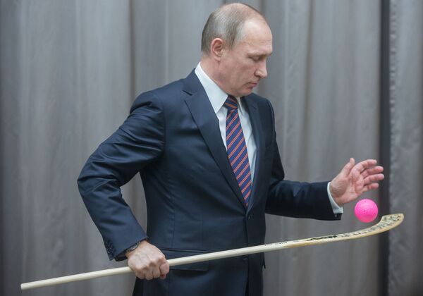 Tổng thống Nga Vladimir Putin trong cuộc gặp đội tuyển quốc gia Nga về khúc côn cầu ở dinh Novo-Ogaryovo - Sputnik Việt Nam