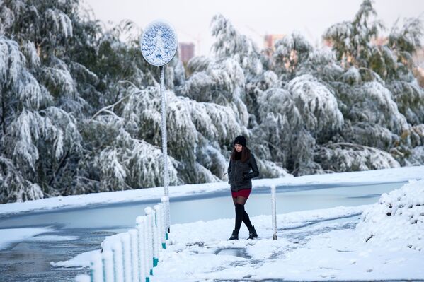 Cô gái trong lúc tuyết rơi trên đường phố Omsk - Sputnik Việt Nam